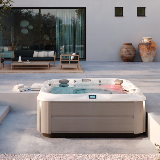 Jacuzzi® J-375™ - The Great Escape
